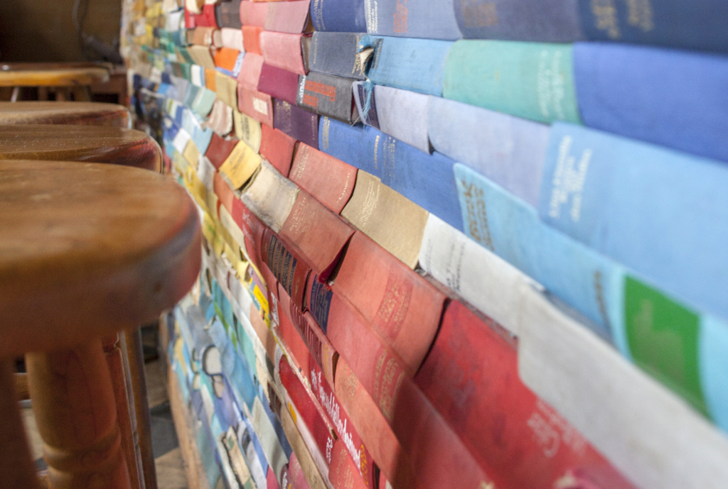 Der Büchertresen im Café Hutmacher