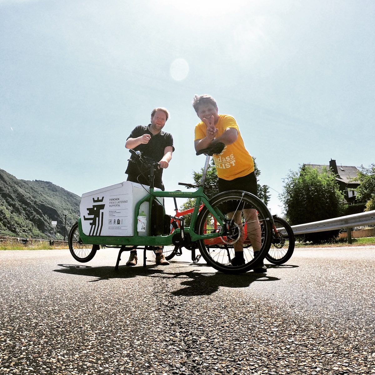 Selbstauslöserfoto, im Vordergrund Fienchen, dahinter seine 'Väter' Christoph Grothe und Julian Busch.