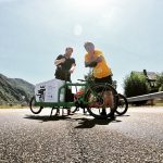 Selbstauslöserfoto, im Vordergrund Fienchen, dahinter seine 'Väter' Christoph Grothe und Julian Busch.