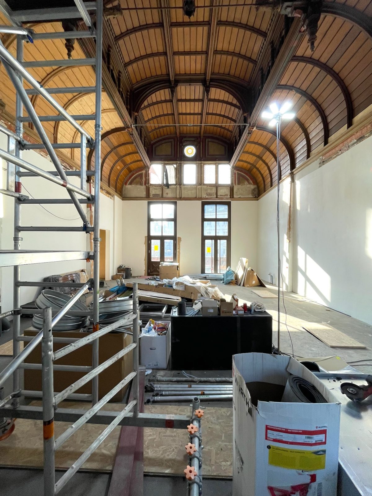 Wartesaal 1. Klasse, Bahnhof Mirke, Utopiastdt. Rollgerüst und Werkstoffe zur Sanierung. Sonne fällt duch die neuen Fenster.
