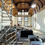 Wartesaal 1. Klasse, Bahnhof Mirke, Utopiastdt. Rollgerüst und Werkstoffe zur Sanierung. Sonne fällt duch die neuen Fenster.